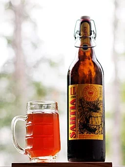 Tommi Nummelin, CC BY-SA 4.0 <https://creativecommons.org/licenses/by-sa/4.0>, via Wikimedia Commons prodotti tipici finlandesi, birra Sahti