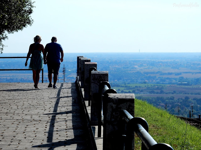 Tivoli, una coppia che si avvicina al punto panoramico
