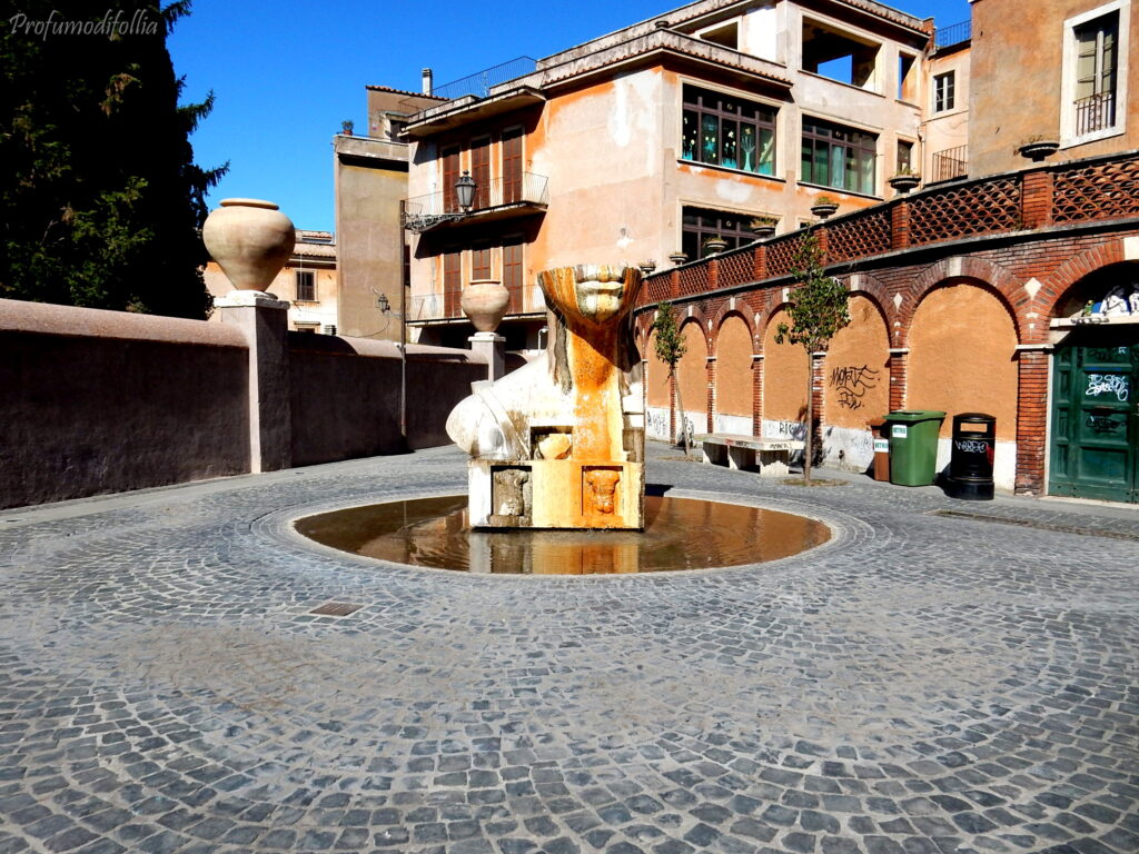 La fontana dell'artista Igor Mitoraj in Piazza Trento a Tivoli, Roma
