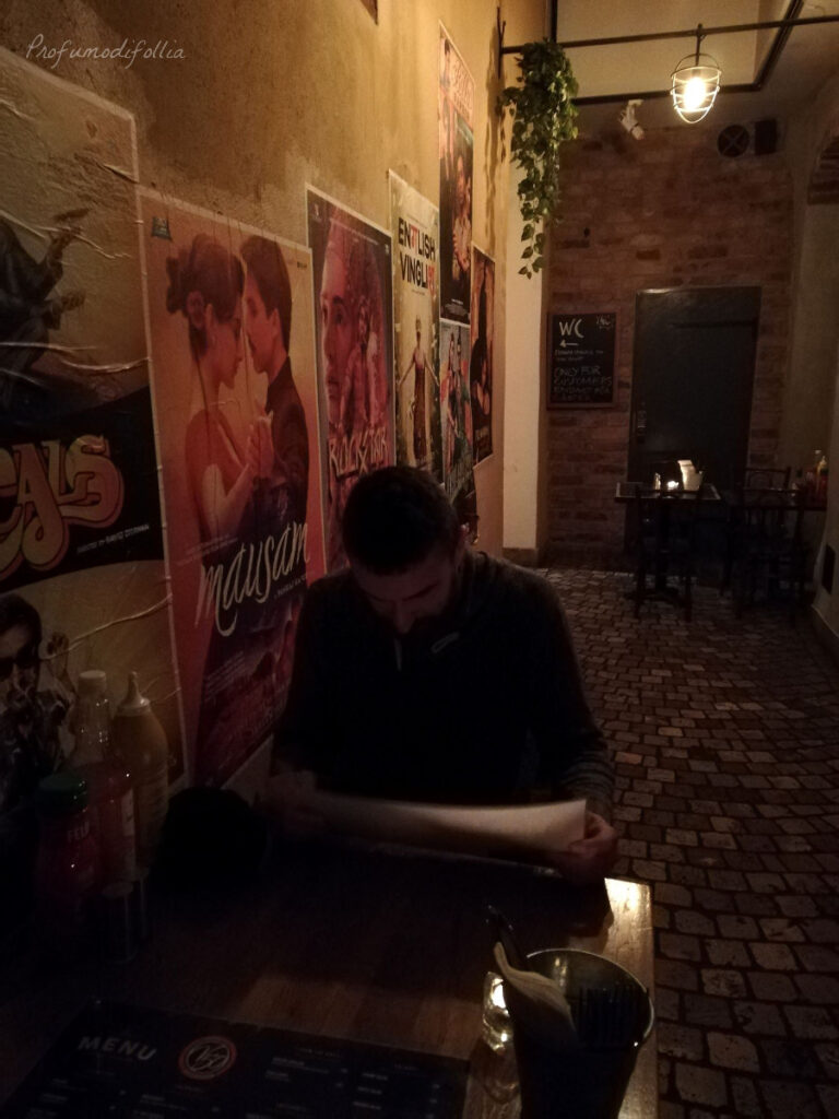 Il nostro tavolo in un corridoio buio, nel retro del pub