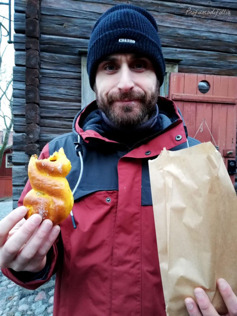 Massimo con un lussekatter in mano
