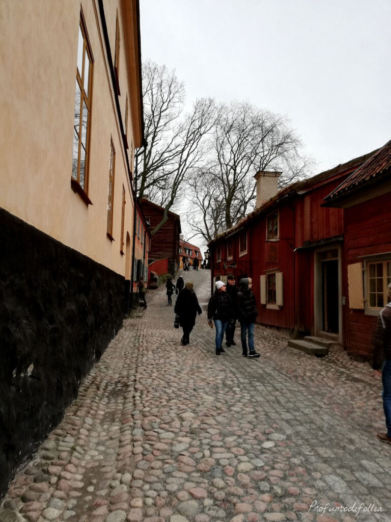 Stradina a Skansen con casette rosse, Stoccolma