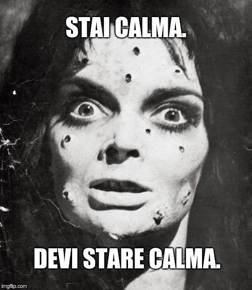 Meme di una donna con la faccia piena di bolle che cerca di stare calma