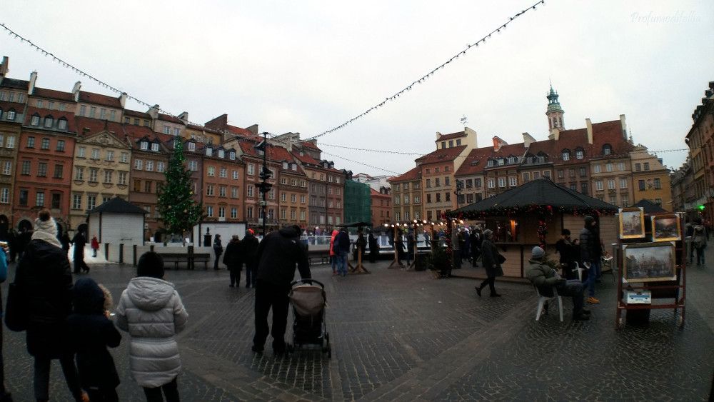 Rynek Starego Miasta vista di giorno: casette colorate, qualche bancarella e la pista per pattinare