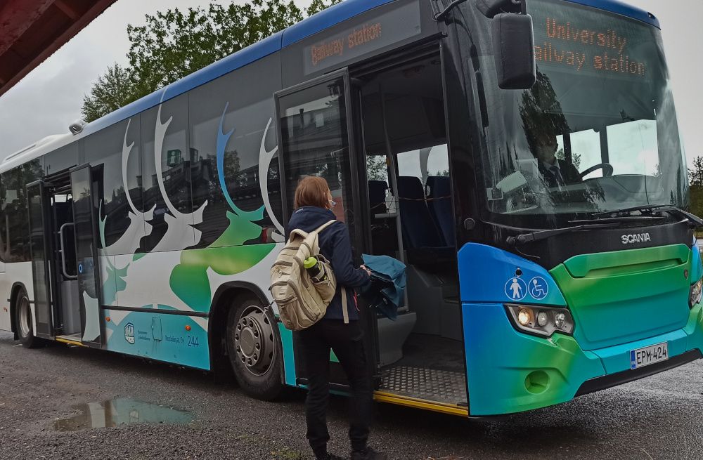L'autobus n°8 che arriva al villaggio di Babbo Natale Visitare la casa di Babbo Natale in Lapponia: autobus n°8
