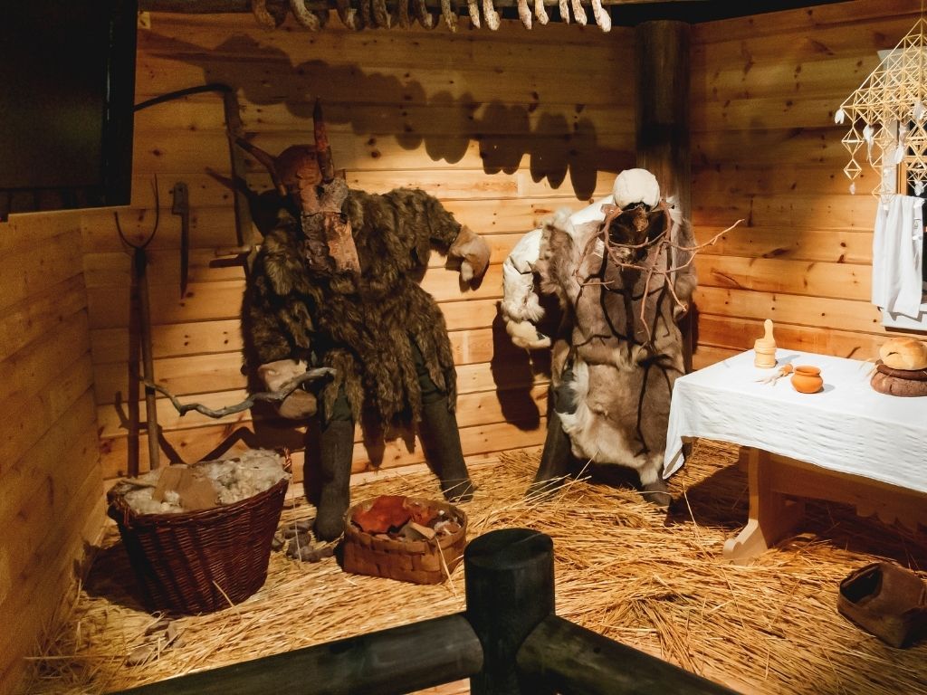 Rappresentazioni di Nuuttipukki e Joulupukki Casa di Babbo Natale Lapponia. Rappresentazioni di Nuuttipukki e Joulupukki