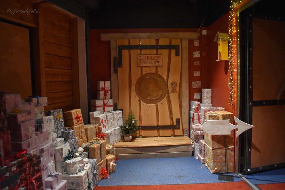 Il corridoio pieno di regali nella casa di Santa Claus