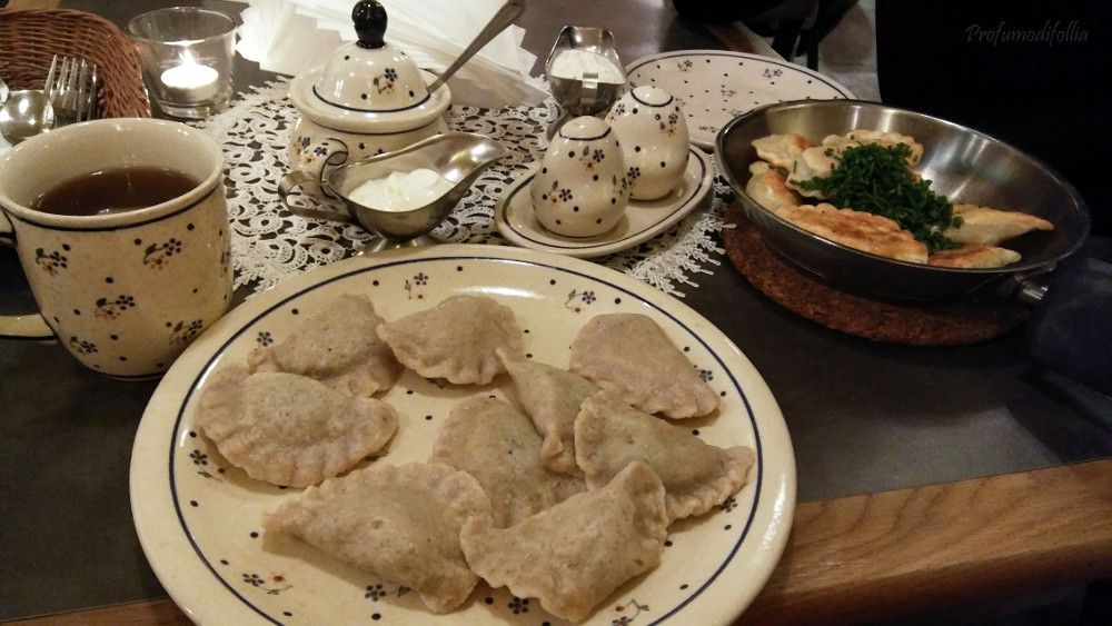 Pierogi fritti e bolliti accanto ad una tazza di kompot Cosa vedere a Varsavia in due giorni: pierogi di Zapiecek fritti e lessi