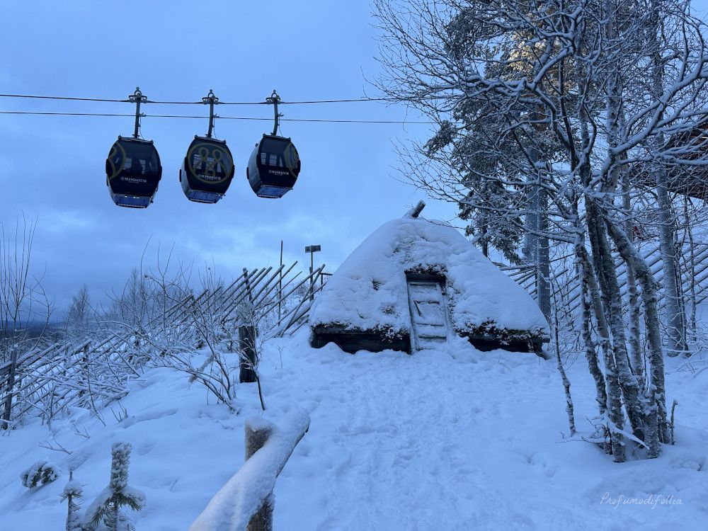 Le cabine Levi Express viste dagli esterni del museo Samiland a Levi