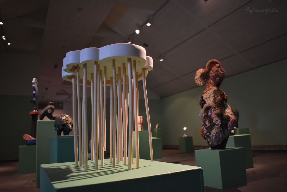 Esposizione al Korundi House of Culture Un particolare dell'esposizione On the edge con opere in ceramica