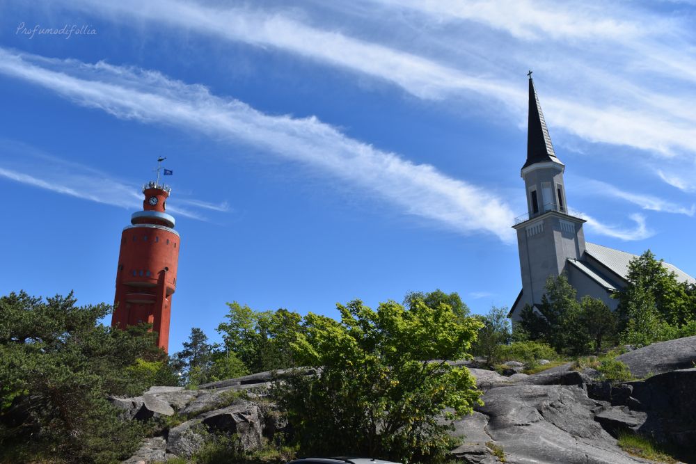 Cosa vedere ad Hanko: la torre dell'acqua a sinistra, e il campanile della chiesa evangelica a destra