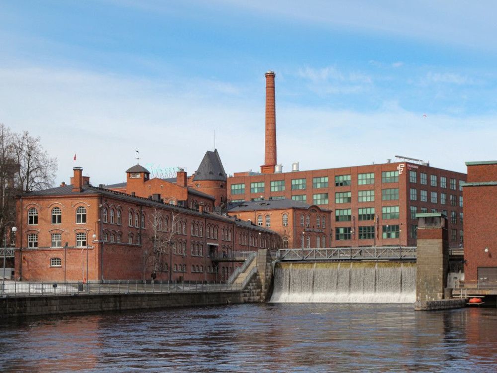 Il cuore di Tampere: Tammerkoski e le fabbriche alle sue spalle Vista sulle rapide Tammerkoski e sulle fabbriche di Tampere