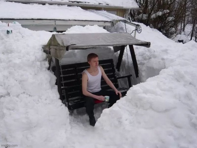 Curiosità finlandesi: ragazzo in canotta circondato dalla neve
