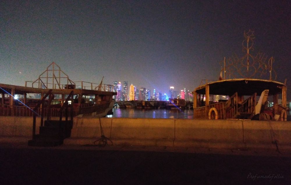 Lungomare di Doha, lo skyline in fondo e i dhow ormeggiati Lungomare di Doha con dei dhow ormeggiati