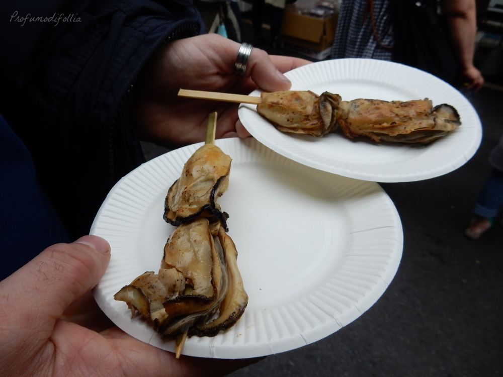Cozze giganti! Cozze giganti al mercato del pesce di Tsukiji, Tokyo