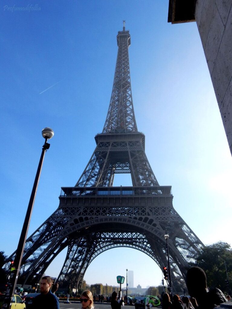 Viaggio a Parigi: la Tour Eiffel vista da sotto