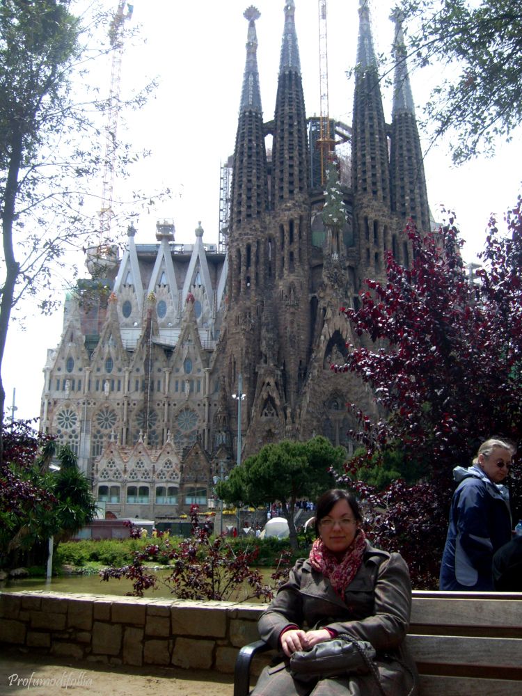 Io e la Sagrada Familia La Sagrada Familia di Barcellona sullo sfondo, e io su una panchina