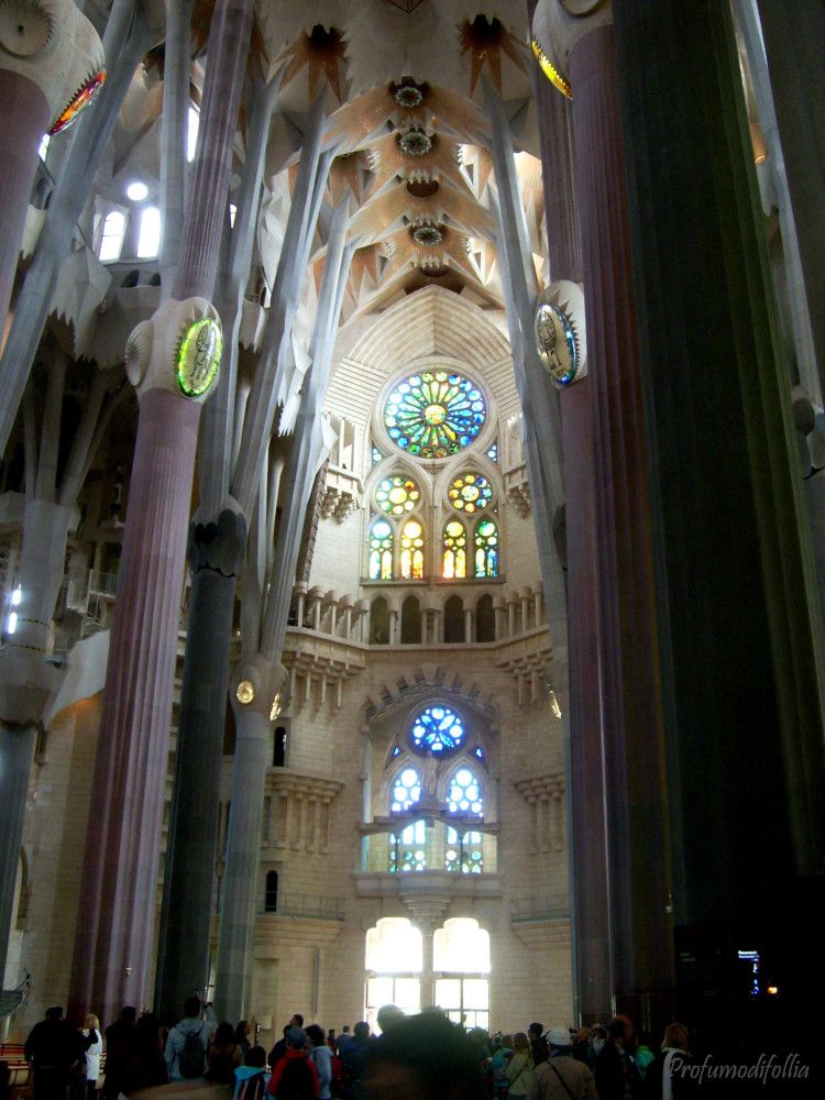 L'interno della Sagrada Familia L'interno della Sagrada Familia - diario Barcellona