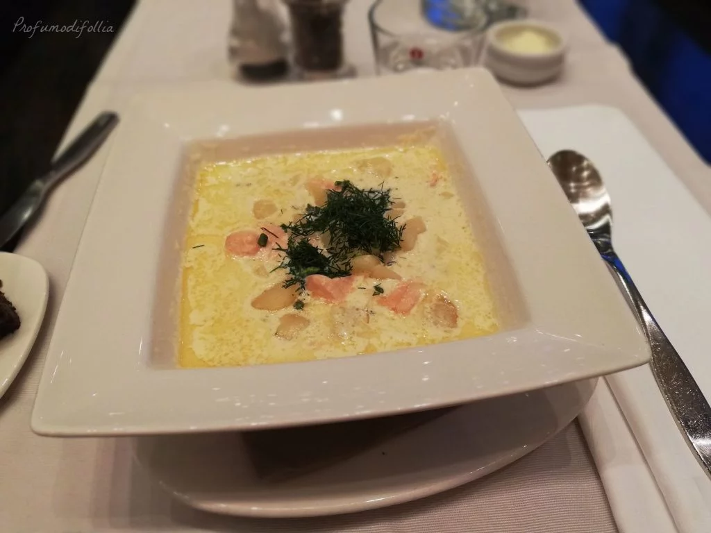 Cucina finlandese: piatto di zuppa di salmone
