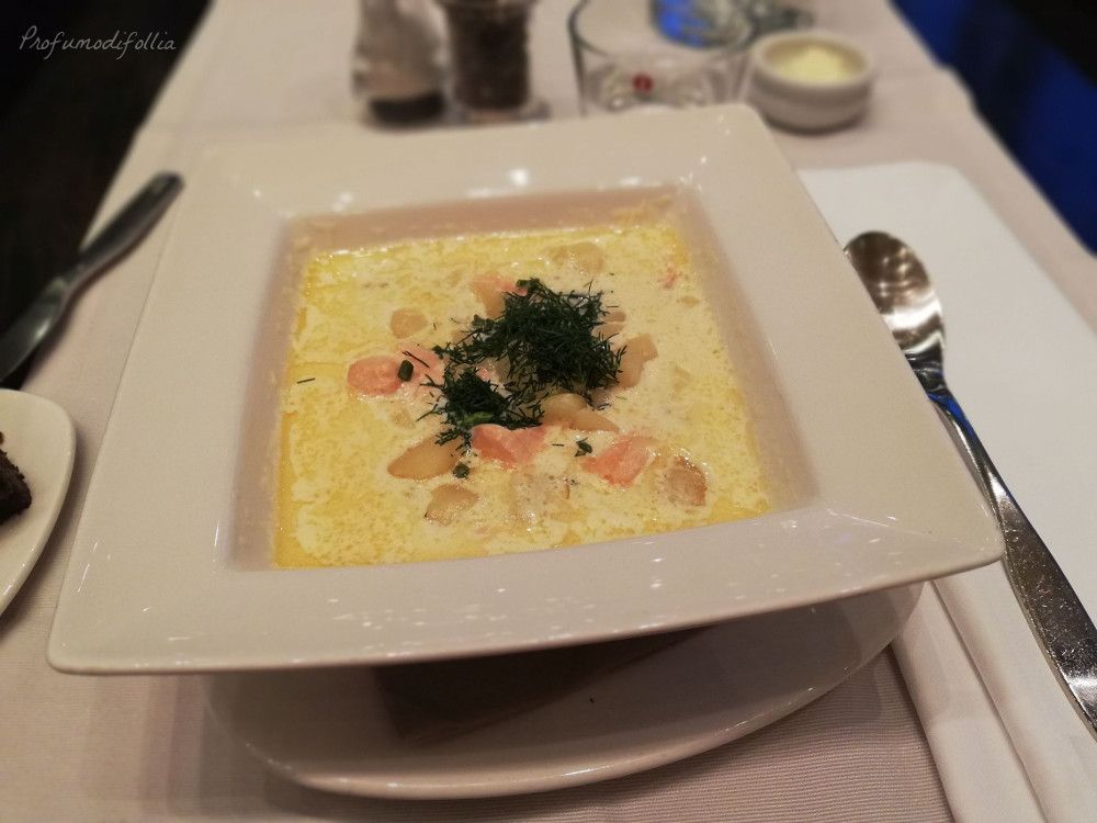 Piatto di zuppa di salmone finlandese Ricetta della zuppa di salmone tradizionale finlandese: risultato