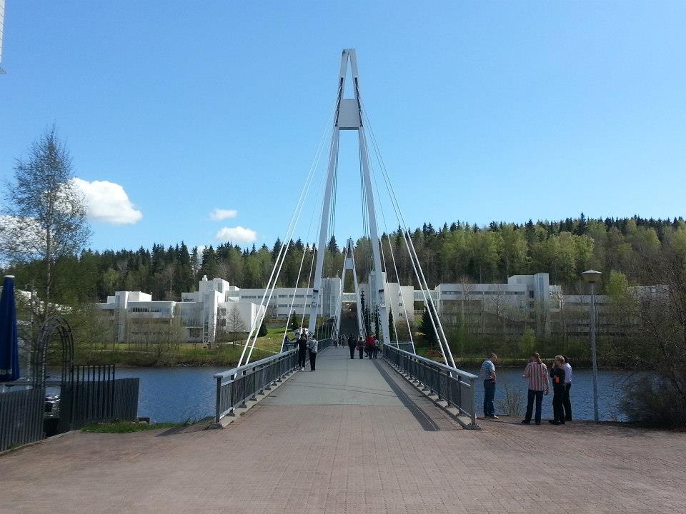 Il ponte bianco dell'università di Jyväskylä di giorno