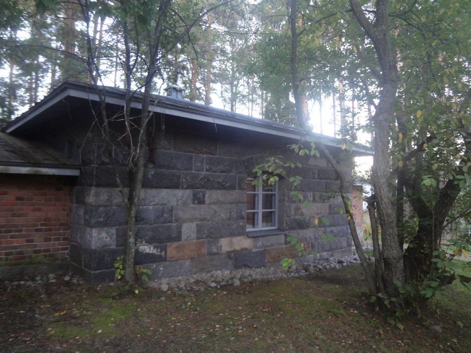 Edificio di pietre nel bosco a Jyvaskyla