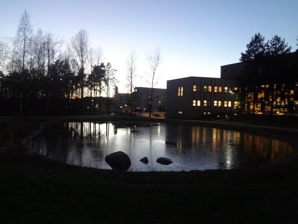 Area dell'università con un lago, al tramonto