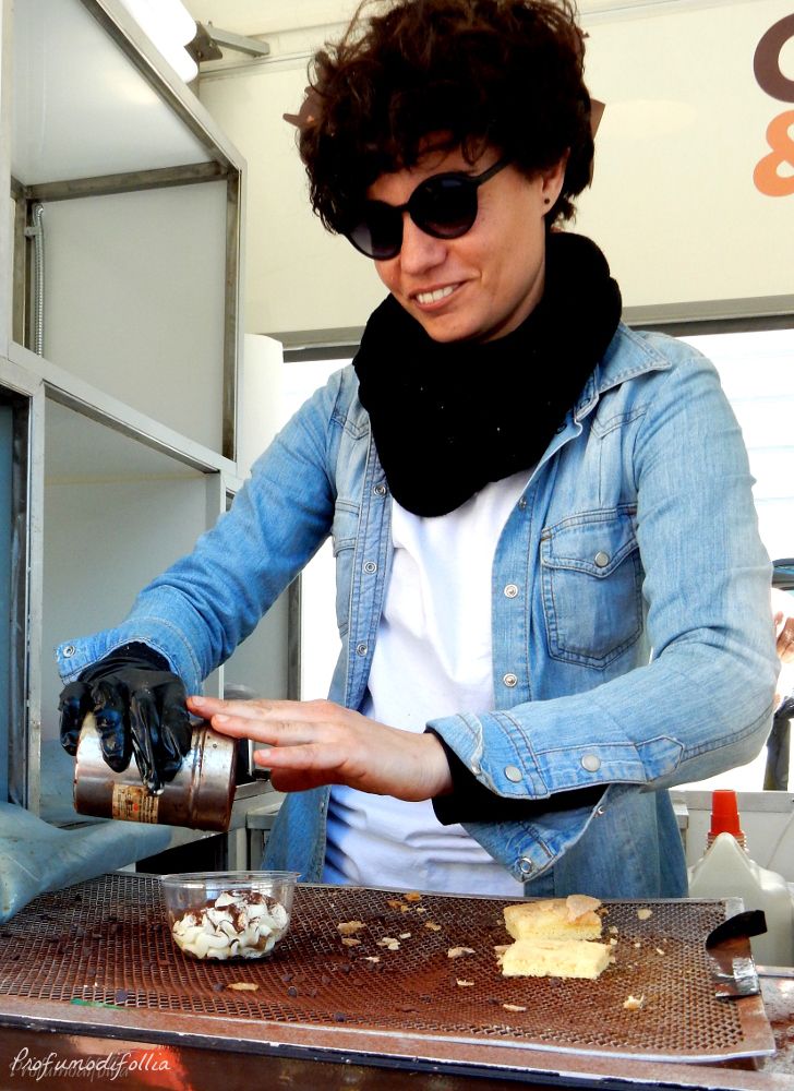 Una signora che prepara il tiramisù