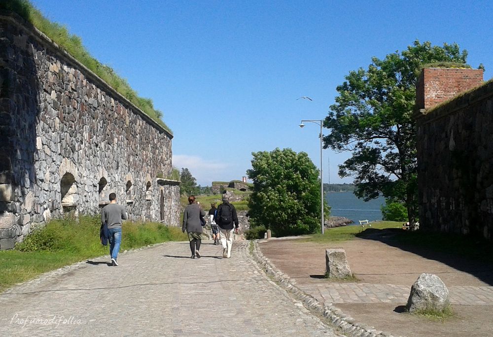 Sentiero a Suomenlinna, col mare sullo sfondo