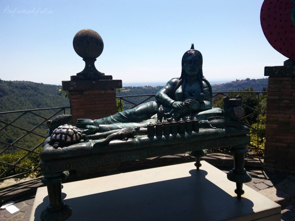 Gita fuori porta a roma: Luciano Mastrolorenzi, statua della Grande Madre Terra a Nemi