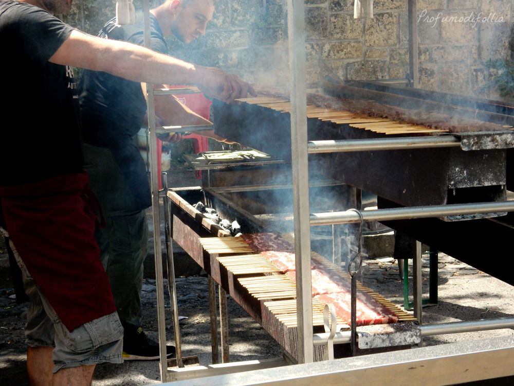 Festival dello street food a Roma: arrosticini in cottura