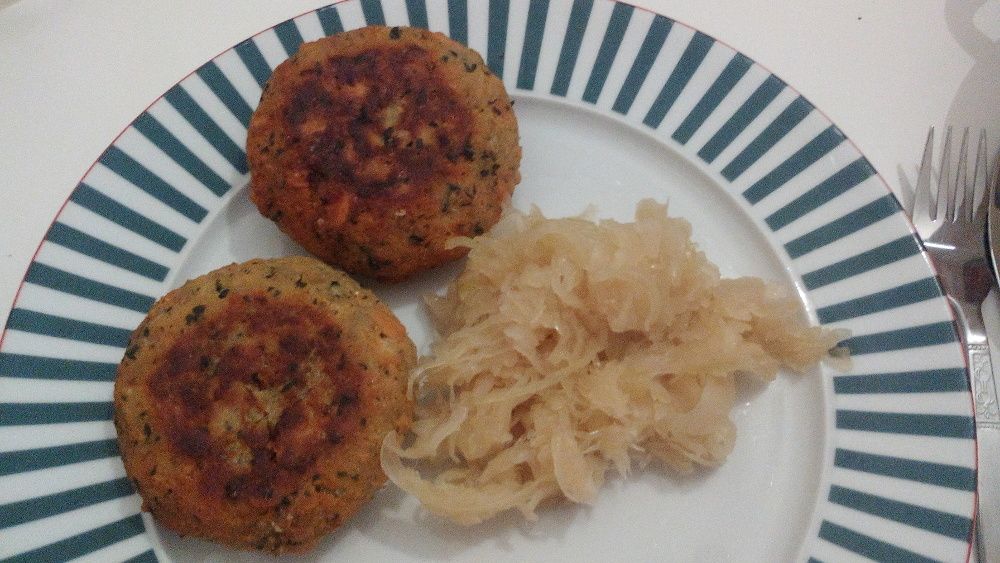 Ricette tirolesi: i canederli al formaggio in un piatto con contorno di crauti