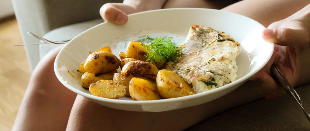 Piatti tipici finlandesi: un piatto di patate, aneto e pesce