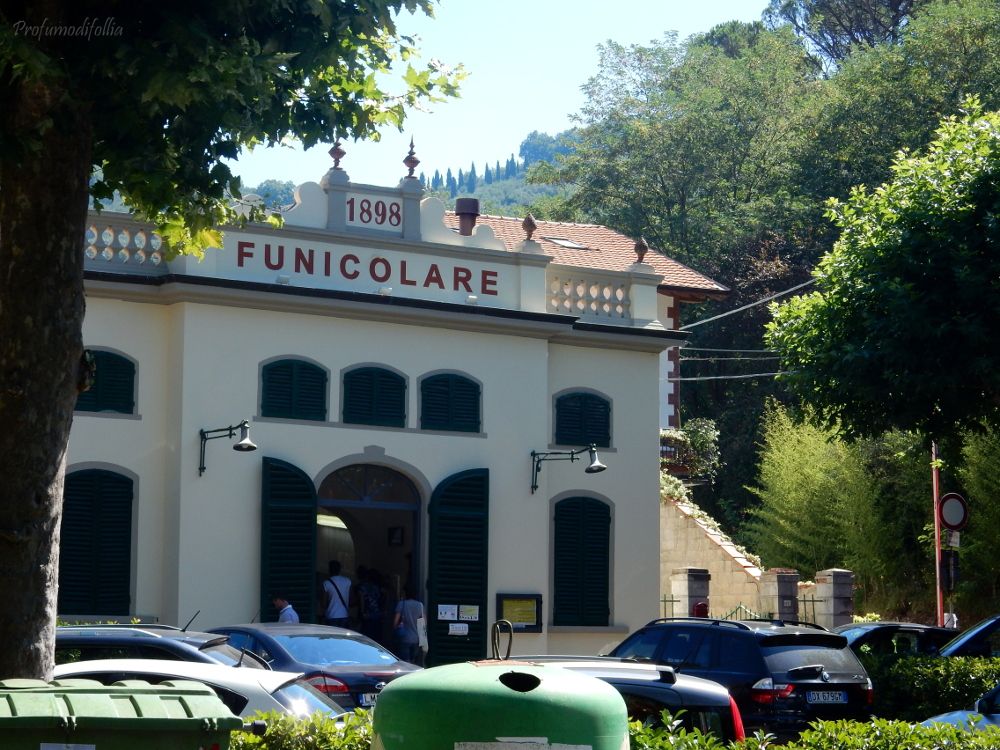 Qui puoi fare un giro su Gigio e Gigia! Posti da visitare in Toscana: stazione della funicolare di Montecatini Terme
