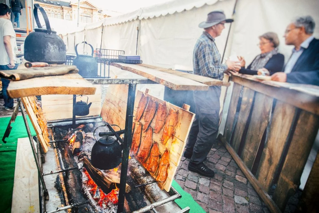 Piatti tipici finlandesi: loimukala di salmone in cottura