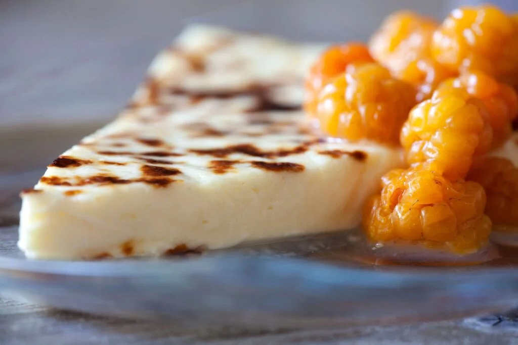 Prodotti tipici della Finlandia. Una fetta di leipäjuusto insieme a del camemoro