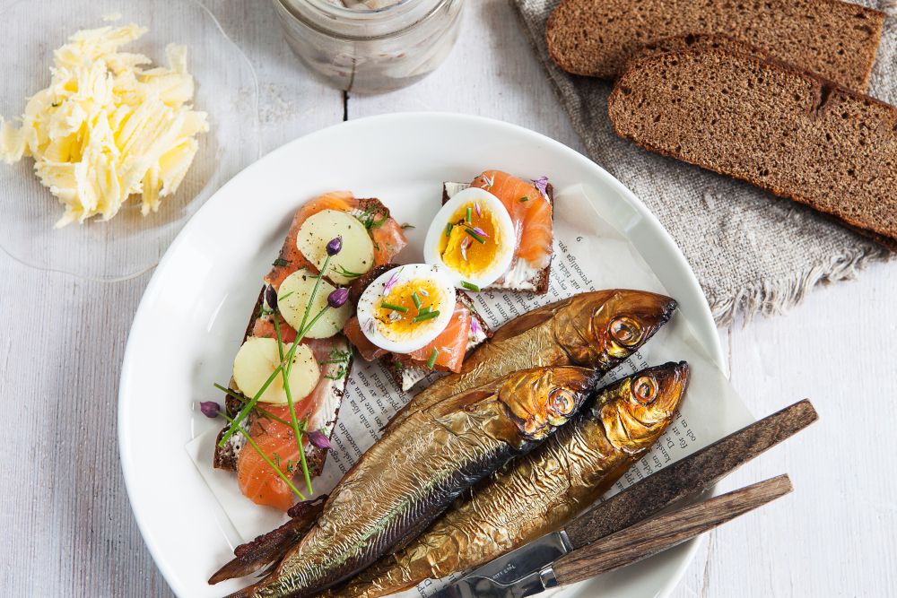 Questo è un sommarmat, cioè un piatto estivo! Piatto tradizionale delle Isole Aland: pesce e pane nero