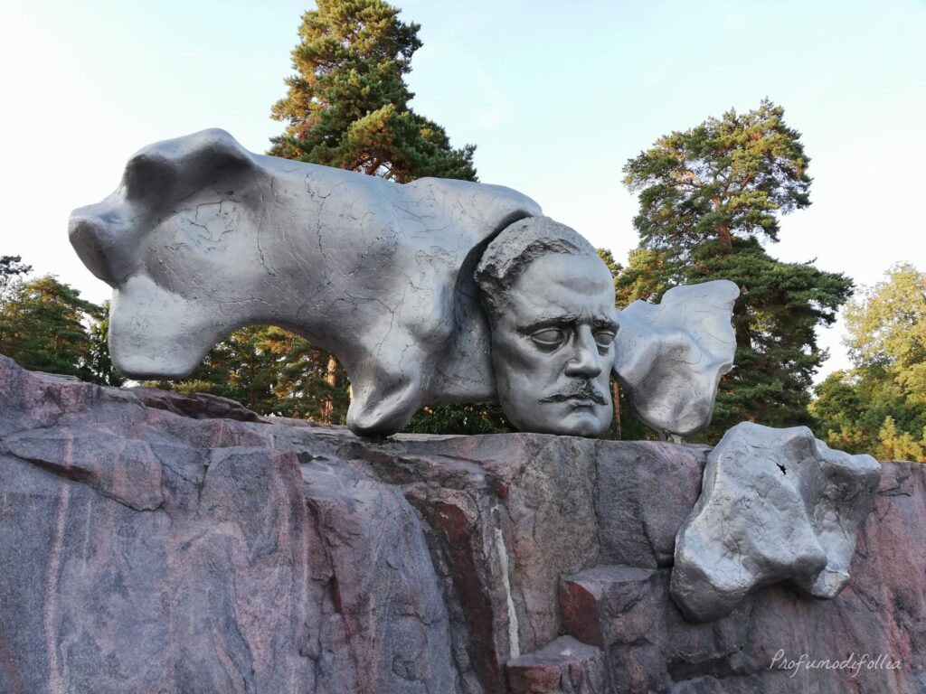 Il volto di Jean Sibelius nell'omonimo parco di Helsinki, Finlandia Bandiera Finlandia: statua di Sibelius a Helsinki