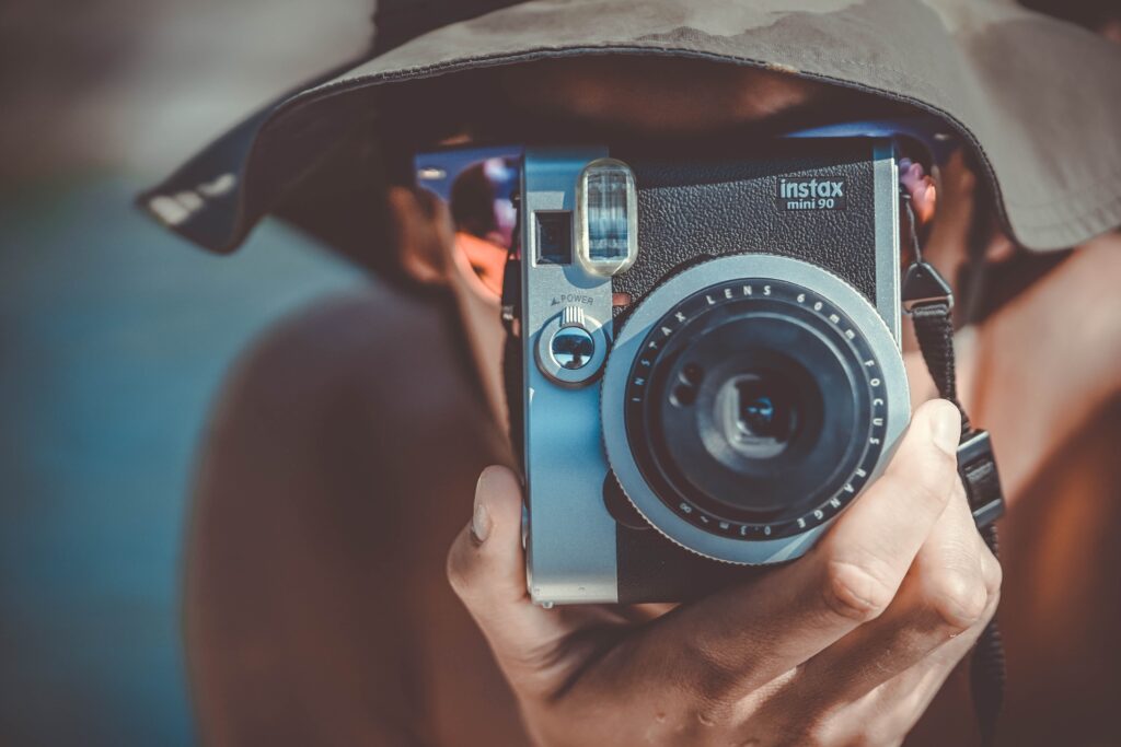 Regali per chi ama viaggiare: la polaroid Instax Mini 90
