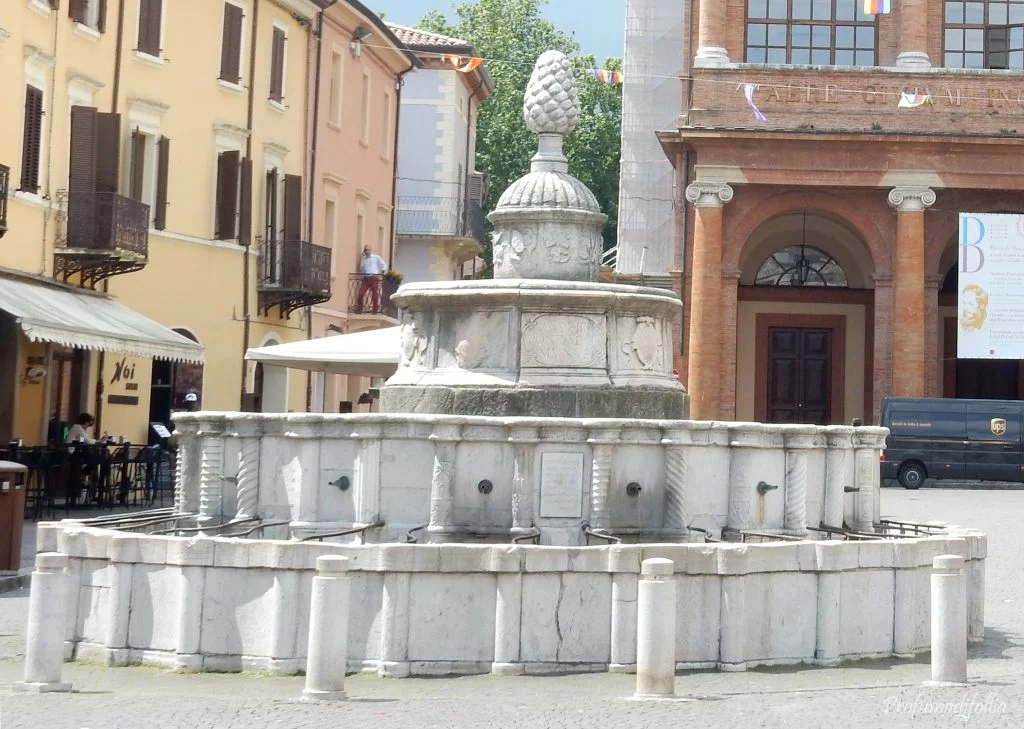 La Fontana della Pigna a Rimini Visitare Rimini: Fontana della Pigna