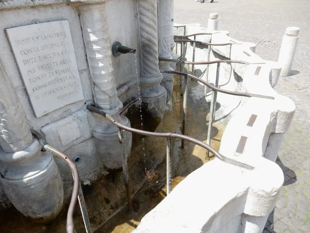 L'incisione di Leonardo da Vinci sulla Fontana della Pigna Fontana della Pigna, incisione di Leonardo Da Vinci