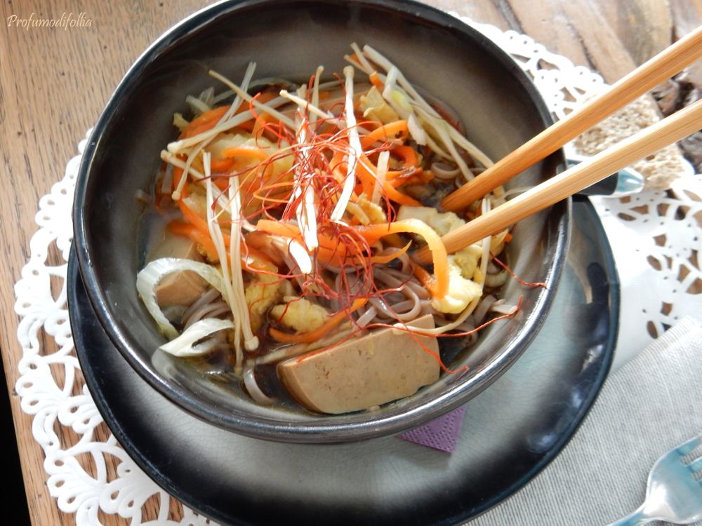 Ciotola di ramen con verdure al Romeow cat bistrot Roma