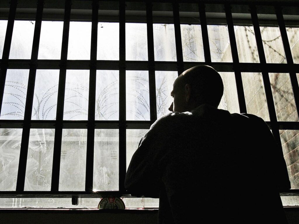 Ci si sente leggermente in gabbia, in certe smoking room Uomo tra le sbarre