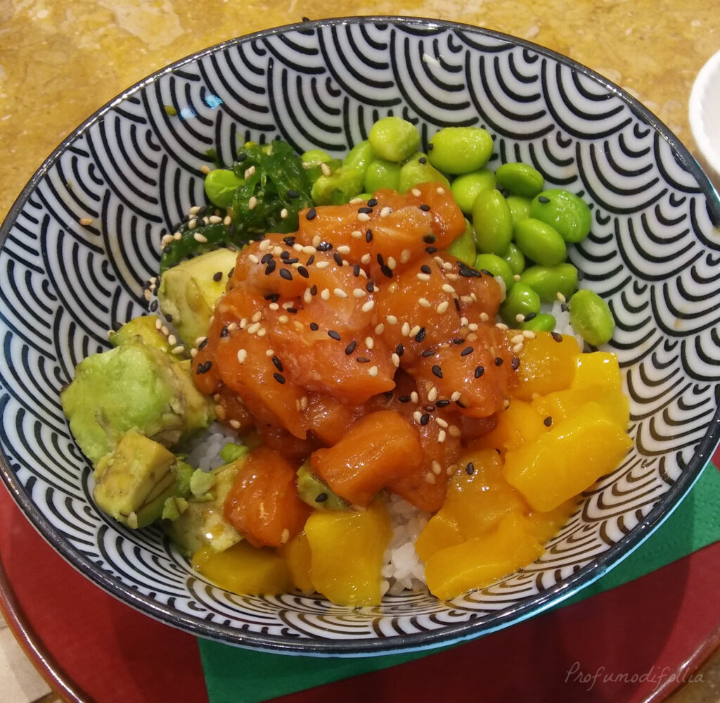 Una bowl fusion di cucina brasiliana e giapponese con riso, salmone, edamame, alghe e frutti esotici
