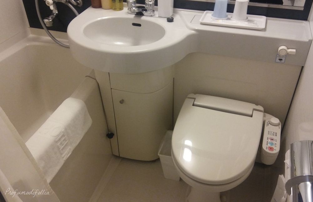 Curiosità Giappone: un minuscolo bagno giapponese col washlet