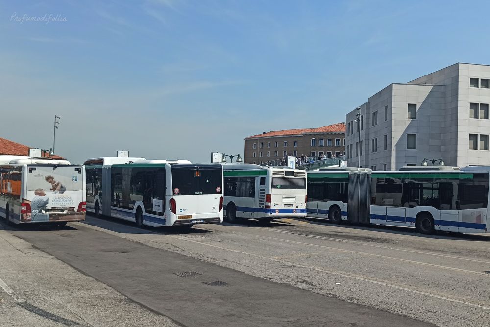 Piazzale Roma a Venezia, con una fila di autobus parcheggiati Come muoversi a Venezia: Piazzale Roma