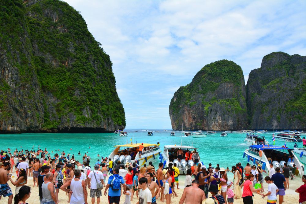 Turismo e sostenibilit&agrave;: Maya Bay, in Thailandia, invasa dai turisti