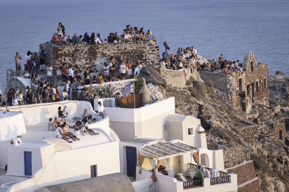 Turismo e sostenibilit&agrave;: turisti ammassati a Santorini